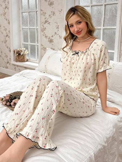 CottageSlumber طقم بيجامة نسائي قصير الأكمام مع بنطال طويل، طقم أبيض مزخرف بنقشات زهرية منتفخة، تفاصيل أنيقة ومريحة، مناسب لموسم العطلات