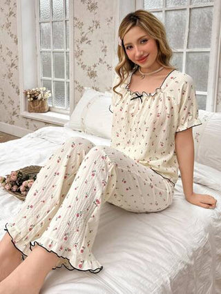 CottageSlumber طقم بيجامة مكون من ملابس علوية أكمام قصيرة وبنطال طويل للنساء مع طبعة زهور حمراء وفقاعات منبعجة، طقم أبيض
