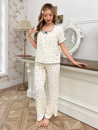 CottageSlumber طقم بيجامة نسائي قصير الأكمام مع بنطال طويل، طقم أبيض مزخرف بنقشات زهرية منتفخة، تفاصيل أنيقة ومريحة، مناسب لموسم العطلات
