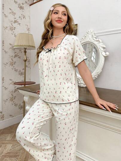 CottageSlumber طقم بيجامة نسائي قصير الأكمام مع بنطال طويل، طقم أبيض مزخرف بنقشات زهرية منتفخة، تفاصيل أنيقة ومريحة، مناسب لموسم العطلات