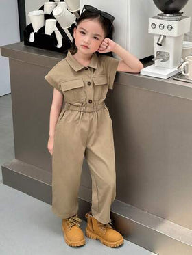 SHEIN جمبسوت سوداء ذات لون أحادي مع ياقة منقولة للأسفل، وبزر قصير، وجيبين مزدوجين للبنات الصغيرات ، جمبسوت للبنات الصغيرات ، جمبسوت سادة بني فاتح للبنات الصغيرات