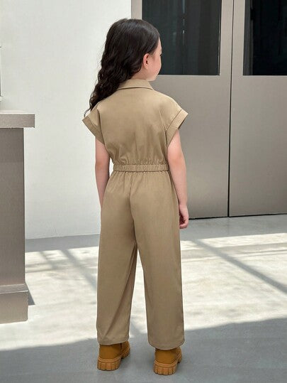 SHEIN جمبسوت سوداء ذات لون أحادي مع ياقة منقولة للأسفل، وبزر قصير، وجيبين مزدوجين للبنات الصغيرات ، جمبسوت للبنات الصغيرات ، جمبسوت سادة بني فاتح للبنات الصغيرات