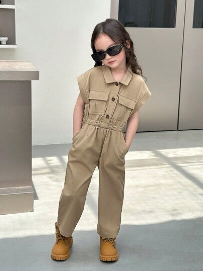 SHEIN جمبسوت سوداء ذات لون أحادي مع ياقة منقولة للأسفل، وبزر قصير، وجيبين مزدوجين للبنات الصغيرات ، جمبسوت للبنات الصغيرات ، جمبسوت سادة بني فاتح للبنات الصغيرات