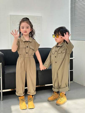 SHEIN جمبسوت سوداء ذات لون أحادي مع ياقة منقولة للأسفل، وبزر قصير، وجيبين مزدوجين للبنات الصغيرات ، جمبسوت للبنات الصغيرات ، جمبسوت سادة بني فاتح للبنات الصغيرات
