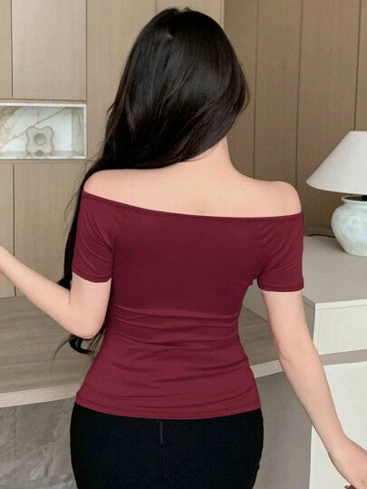 DAZY بلوزة نسائية قصيرة الأكمام بياقة على شكل حرف V باللون الأحادي، صيف