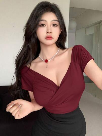 DAZY بلوزة نسائية قصيرة الأكمام بياقة على شكل حرف V باللون الأحادي، صيف