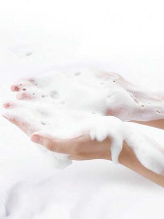 CeraVe منظف قشدي قابل للرغوة 236مل | لجميع أنواع البشرة | منظف وماكياج إزالة 2-في-1 | حمض أميني ينظف البشرة بلطف | يبدأ كقشدة قبل التحول إلى رغوة ناعمة عند بدء تطبيقه على البشرة بالماء، وينظف الأوساخ والماكياج بفعالية دون إزالة الرطوبة الطبيعية...