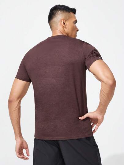 Manfinity Sport PWRUP تي شيرت قصير الأكمام للرجال من طراز أشبه بخطيب، طباعة حرفية على الملابس الرياضية سريعة الجفاف