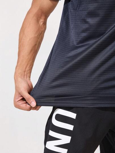Manfinity Athleisure ملابس علوية رجالي بكم قصير بطباعة حرفية، طراز صديق البنات، ملابس رياضية عادية للاستخدام اليومي