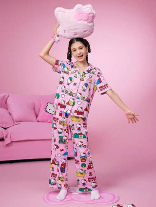 بيجاما HELLO KITTY AND FRIENDS |  طقم بيجاما مريح من قميص كم قصير بياقة طوق والبنطلون الطويل مع طباعة الكرتون للفتاة المراهقة