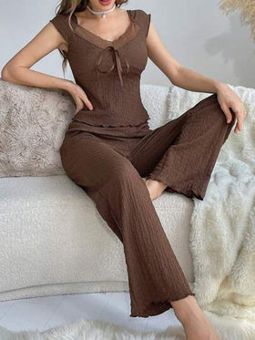 SHEIN طقم ملابس علوية أكمام قصيرة بياقة على شكل V وربطة أمامية وبناطيل التنزه مصنوع من رقعات دانتيل ومعدن جاكارد