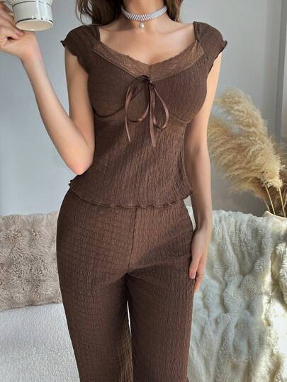 SHEIN طقم ملابس علوية أكمام قصيرة بياقة على شكل V وربطة أمامية وبناطيل التنزه مصنوع من رقعات دانتيل ومعدن جاكارد
