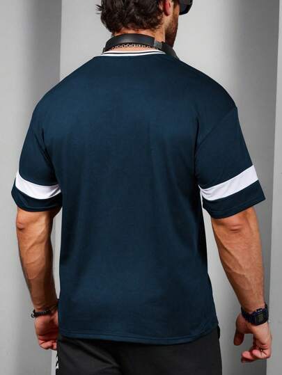 Manfinity Sport Corelite بلوزة كاجوال ذات رقبة V مخطط بخط الاتجاه بأكمام قصيرة، بلوزة بسيطة أساسية، بلوزة كرة السلة، بلوزة رياضية أنيقة للرجال نمط الخطيب، قمصان رجالي، بلوزات رجالية نمط الخطيب