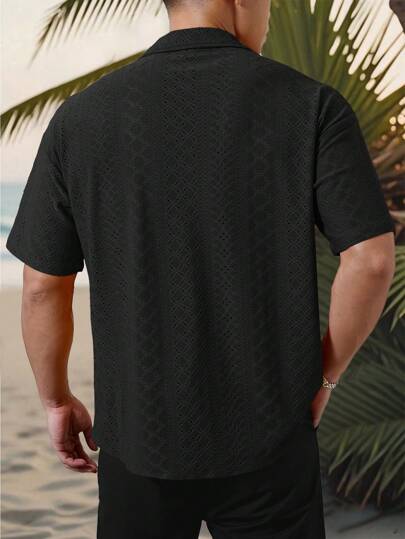 Manfinity Homme قميص كاجوال للرجال على طراز إنس، مصمم بنقشة ألوان أبيض وأسود هندسية معقدة ومحبوكة، له نسيج مجسم بتصميم جاكار فضفاض ذو أكمام قصيرة. مزود بأزرار أمامية، يجسد هذا القميص الأناقة الفرنسية والرومانسية، مما يجعله مثاليًا لأجازات الشواطئ الهاواية