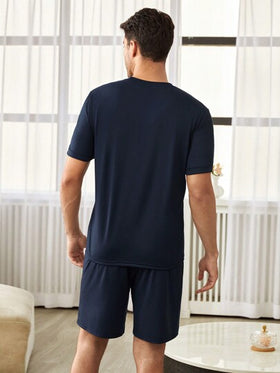SHEIN طقم ملابس رياضية قصير الأكمام للرجال بخصر رباط مطبوع عليه نص إنجليزي
