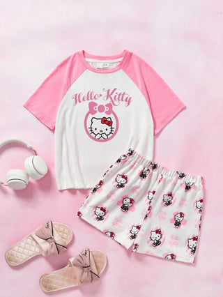 بيجاما HELLO KITTY AND FRIENDS |  مجموعة بيجاما مكونة من ملابس علوية وسروال للفتاة المراهقة، بتصميم ألوان مختلفة وطبعة كرتونية لطيفة، كم ثلاثة أرباع بألوان متباينة، مناسبة للارتداء في البيت.
