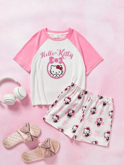 بيجاما HELLO KITTY AND FRIENDS |  مجموعة بيجاما مكونة من ملابس علوية وسروال للفتاة المراهقة، بتصميم ألوان مختلفة وطبعة كرتونية لطيفة، كم ثلاثة أرباع بألوان متباينة، مناسبة للارتداء في البيت.
