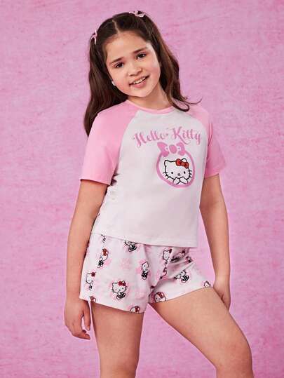 بيجاما HELLO KITTY AND FRIENDS |  مجموعة بيجاما مكونة من ملابس علوية وسروال للفتاة المراهقة، بتصميم ألوان مختلفة وطبعة كرتونية لطيفة، كم ثلاثة أرباع بألوان متباينة، مناسبة للارتداء في البيت.