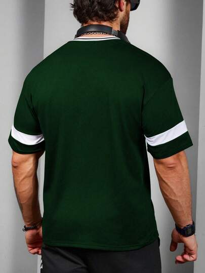 Manfinity Sport Corelite تي شيرت كاجوال رياضي بياقة V مع طباعة شريط الحرف، آكم قصير أسلوب صديق، بنمط الأحبة، تي شيرت أساسي ، جيرسي كرة السلة بنمط الأحبة ، أحبة شباب، عودة إلى المدرسة