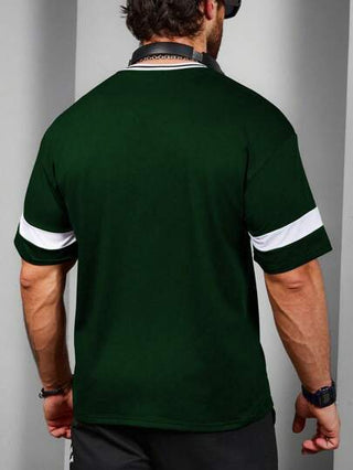 Manfinity Sport Corelite تي شيرت كاجوال رياضي بياقة V مع طباعة شريط الحرف، آكم قصير أسلوب صديق، بنمط الأحبة، تي شيرت أساسي ، جيرسي كرة السلة بنمط الأحبة ، أحبة شباب، عودة إلى المدرسة