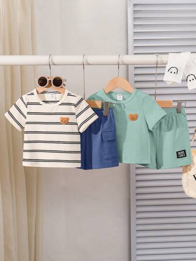 SHEIN طقم 4قطع لطفل ذكر، تي شيرت بأكمام قصيرة مطبوع برسوم كرتونية جميلة وخطوط، وشورت خصر مطاطي على الطراز الكوري الصيفي الرقيق