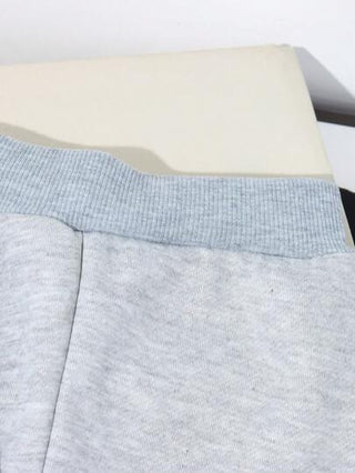 SHEIN X JIMENA & MATEO 3 حزمة سراويل رياضية كاجوال مزينة بطبعة الديناصورات للأولاد باللون الرمادي والخاكي والأزرق الداكن ملابس رياضية جميلة مناسبة للارتداء اليومي، المدرسة، الخروج، العطلة، السفر، الاسترخاء، التشمس، الربيع/الصيف