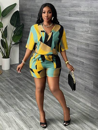 Slaydiva مجموعة قطعتين بلوزة ورشاقة وفضفاضة مزخرفة بطباعة هندسية مجردة ، وشورت نسائية ، ملابس مناسبة للشاطئ والعطلات