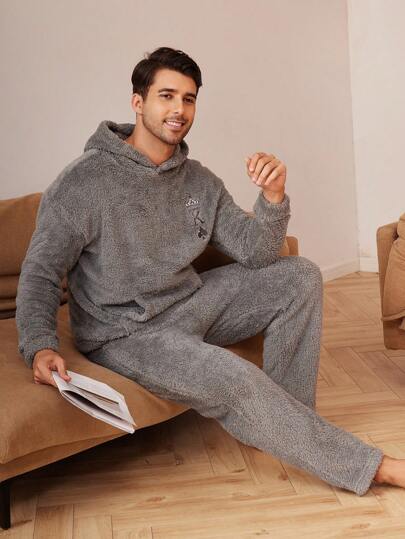 SHEIN بدلة رياضية للرجال مكونة من ملابس علوية كم طويل مطرز بأشكال ورق اللعب وبنطلون، ملابس منزلية مناسبة للخريف والشتاء