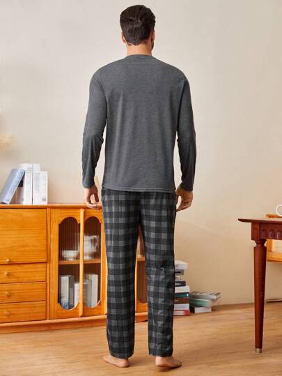 SHEIN طقم بيجاما رجالي مكون من 2 قطعة، تيشيرت أكمام طويلة بياقة طاقم ولون أحادي وبنطال مربعات، مريح وأنيق للخريف والشتاء