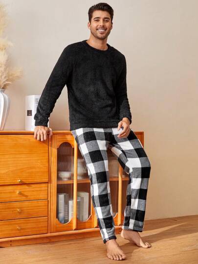 Manfinity Underwear&Sleepwear Basics طقم ملابس منزلية مريحة من قطعتين، ملابس علوية رقبة طاقم من الفليس ذات لون واحد وبنطال مربعات، ملابس شتوية دافئة
