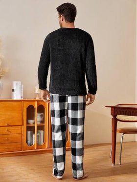 Manfinity Underwear&Sleepwear Basics طقم ملابس منزلية مريحة من قطعتين، ملابس علوية رقبة طاقم من الفليس ذات لون واحد وبنطال مربعات، ملابس شتوية دافئة