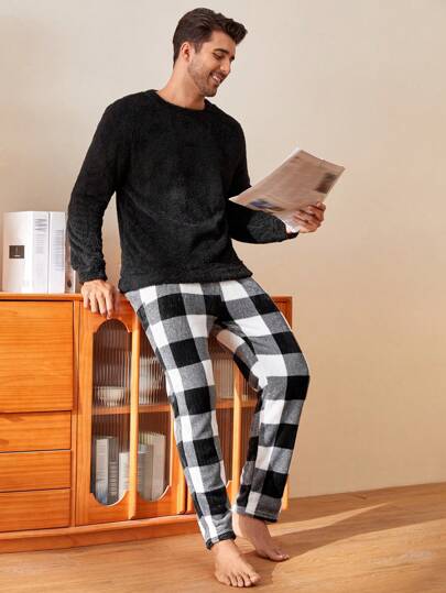 Manfinity Underwear&Sleepwear Basics طقم ملابس منزلية مريحة من قطعتين، ملابس علوية رقبة طاقم من الفليس ذات لون واحد وبنطال مربعات، ملابس شتوية دافئة