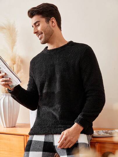 Manfinity Underwear&Sleepwear Basics طقم ملابس منزلية مريحة من قطعتين، ملابس علوية رقبة طاقم من الفليس ذات لون واحد وبنطال مربعات، ملابس شتوية دافئة