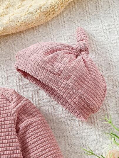 SHEIN طقم الملابس المرتاحة للاطفال البنات 3قطع: رومبير طويلة الأكمام باللون الأحادي، بنطلون وقبعة