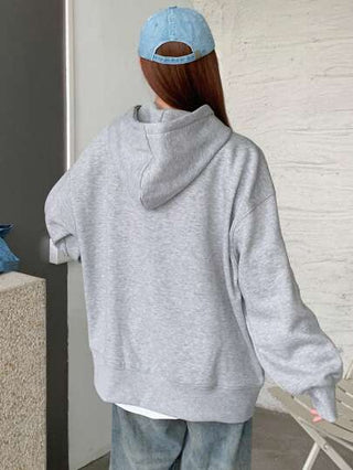 DAZY Dazy X KIMYOUJUNG Collection بلوزة رياضية فضفاضة بغطاء للرأس مطرزة بحرف للنساء