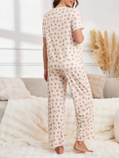 Shein Underwear&Sleepwear Maternity طقم بيجاما بأكمام قصيرة وياقة على شكل حرف V مصنوع من رقعات دانتيل ذات نقشة زهرية صغيرة للنساء الحوامل 2 قطعة