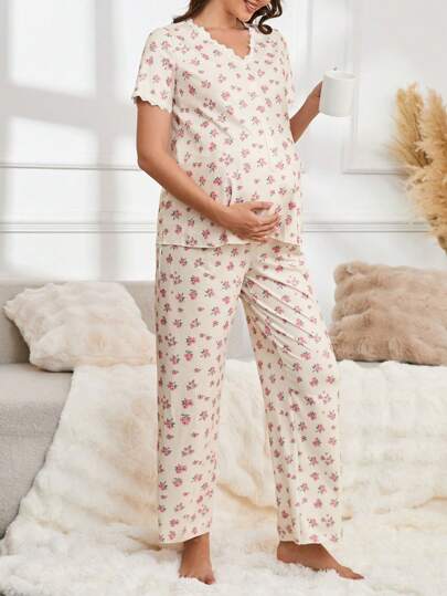Shein Underwear&Sleepwear Maternity طقم بيجاما بأكمام قصيرة وياقة على شكل حرف V مصنوع من رقعات دانتيل ذات نقشة زهرية صغيرة للنساء الحوامل 2 قطعة