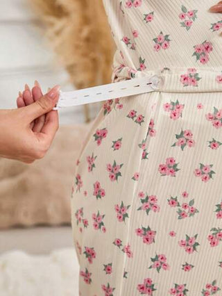 Shein Underwear&Sleepwear Maternity طقم بيجاما بأكمام قصيرة وياقة على شكل حرف V مصنوع من رقعات دانتيل ذات نقشة زهرية صغيرة للنساء الحوامل 2 قطعة