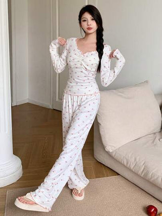 DAZY طقم بيجامة من ملابس علوية بأكمام طويلة وياقة على شكل حرف V مضبوطة والبنطلون الطويل بطبعة أزهار صغيرة