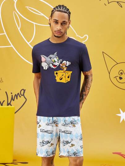 TOM & JERRY X SHEIN طقم بيجامة رجالي يتكون من 1قطعة تيشيرت قصير الأكمام مطبوع برسوم كرتونية و1قطعة قصيرة بطبعة أرجايل ، صيفي