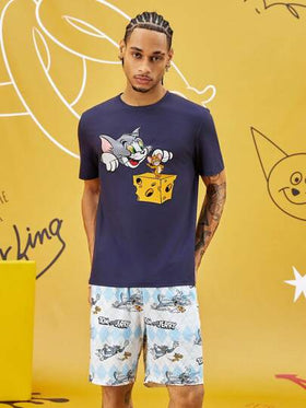 TOM & JERRY X SHEIN طقم بيجامة رجالي يتكون من 1قطعة تيشيرت قصير الأكمام مطبوع برسوم كرتونية و1قطعة قصيرة بطبعة أرجايل ، صيفي