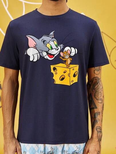 TOM & JERRY X SHEIN طقم بيجامة رجالي يتكون من 1قطعة تيشيرت قصير الأكمام مطبوع برسوم كرتونية و1قطعة قصيرة بطبعة أرجايل ، صيفي