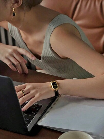 ساعة يد نسائية رومانسية عتيقة مقاومة للماء 1قطعة، ساعة كوارتز أنيقة أنيقة للسيدات بتصميم قرص منحني، سوار جلد رقيق فريد، مناسبة للارتداء اليومي والعطلات، يمكن إعطاؤها أيضًا كهدية عيد ميلاد