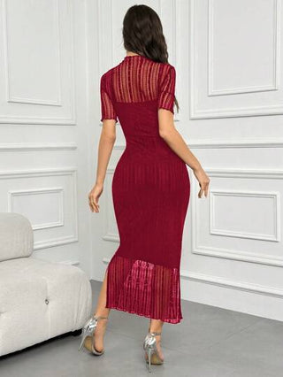 Modelyn فستان سهرة طويل محكم بتصميم مصنوع من قماش البرغندي الأحمر للنساء مع رقعة لون سادة وكشكش على الذيل وأكمام قصيرة ومنفذ جانبي