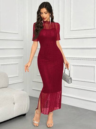 Modelyn فستان سهرة طويل محكم بتصميم مصنوع من قماش البرغندي الأحمر للنساء مع رقعة لون سادة وكشكش على الذيل وأكمام قصيرة ومنفذ جانبي