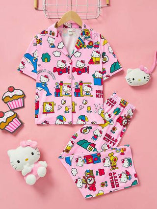 بيجاما HELLO KITTY AND FRIENDS |  طقم بيجاما مريح من قميص كم قصير بياقة طوق والبنطلون الطويل مع طباعة الكرتون للفتاة المراهقة