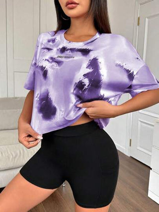 Sport Studio بدلة رياضية تتكون من T-shirt بأكمام قصيرة محبوكة مطبوعة برسومات تعبيرية ملونة وشورت مناسبة للنساء في الصيف، مجموعة ملابس رياضية نسائية