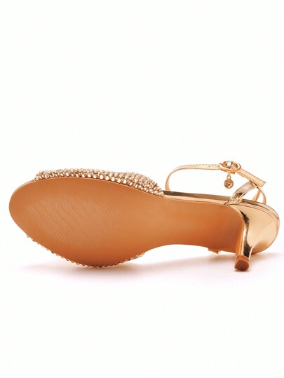 صنادل نسائية ذات كعب عالي بلمسة من الراين الذهبية، أصابع مستديرة، فام منخفض، حزام خلفي، كعب متوسط، صنادل سهرة و زفاف ذهبية لامعة، أحذية نسائية حجم كبير كعب رفيع ومتوسط وكيتن هيل، صنادل فاخرة براقة، صنادل سهرة أنيقة ذات كعب عالي للنساء، أحذية زفاف ذهبية شا