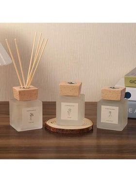 طقم موزع العطر (قنينة زيت أساسي + 5 عصي معطرة)، 4 روائح مستخلصة نباتية طبيعية، عطارة للاستخدام الداخلي بلا لهب لتجديد الهواء، معطر المنزل، رائحة طويلة الأمد، مناسب لغرف النوم والمكتب وغرفة المعيشة والحمام