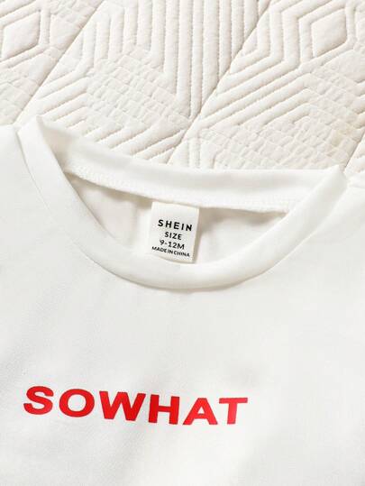 مجموعة من قطعتين لملابس الأطفال الصبية، تتكون من بلوزة كاجوال بشعار "Sowhat" وبنطلون جينز ناعم، لفصلي الربيع والصيف